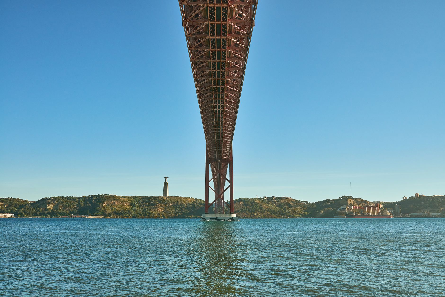Vista del Ponte 25 de Abril e del River Tagus sotto un cielo limpido a Lisbona.