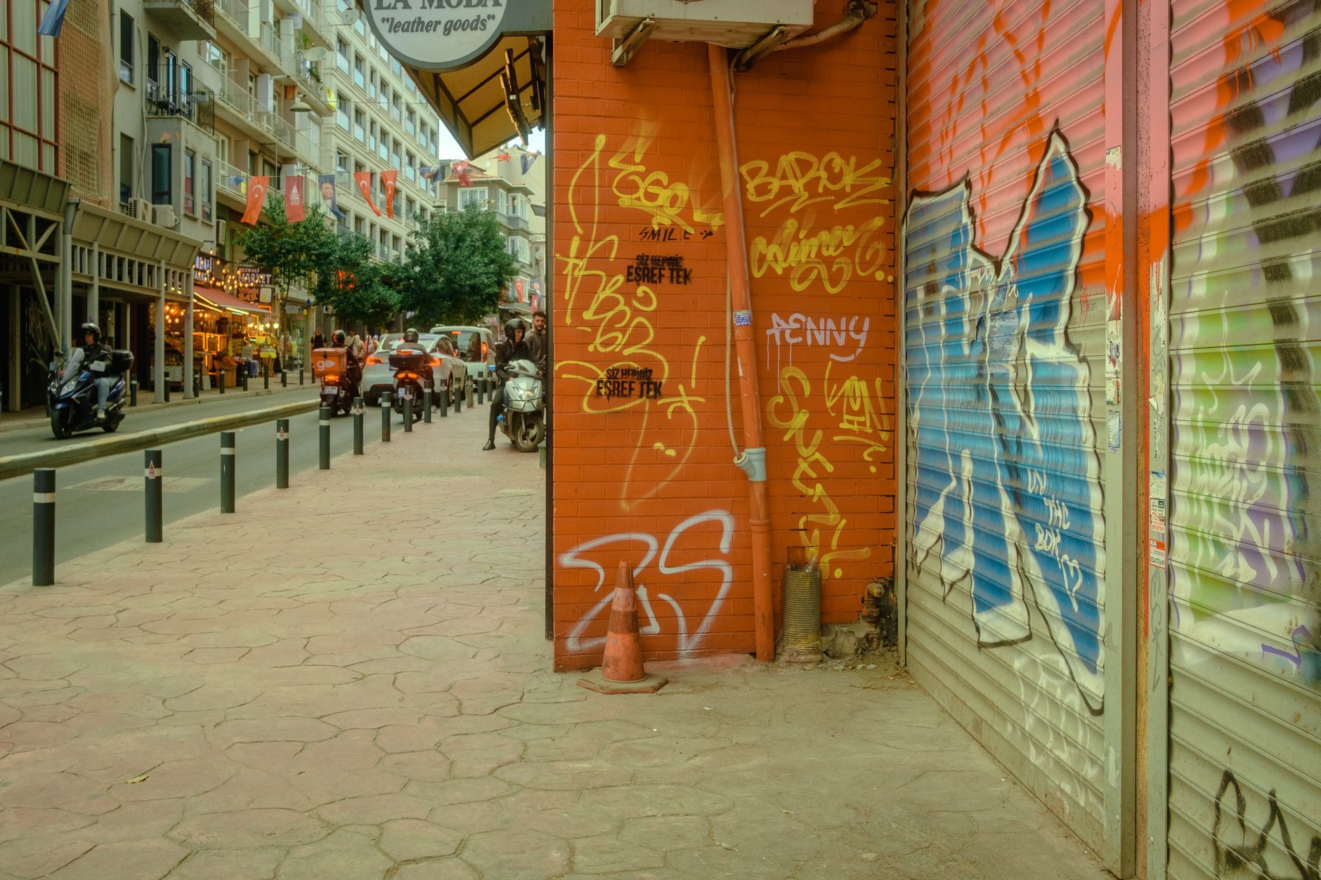 Vibrant street scene in İstanbul featuring colorful graffiti and lively city atmosphere.