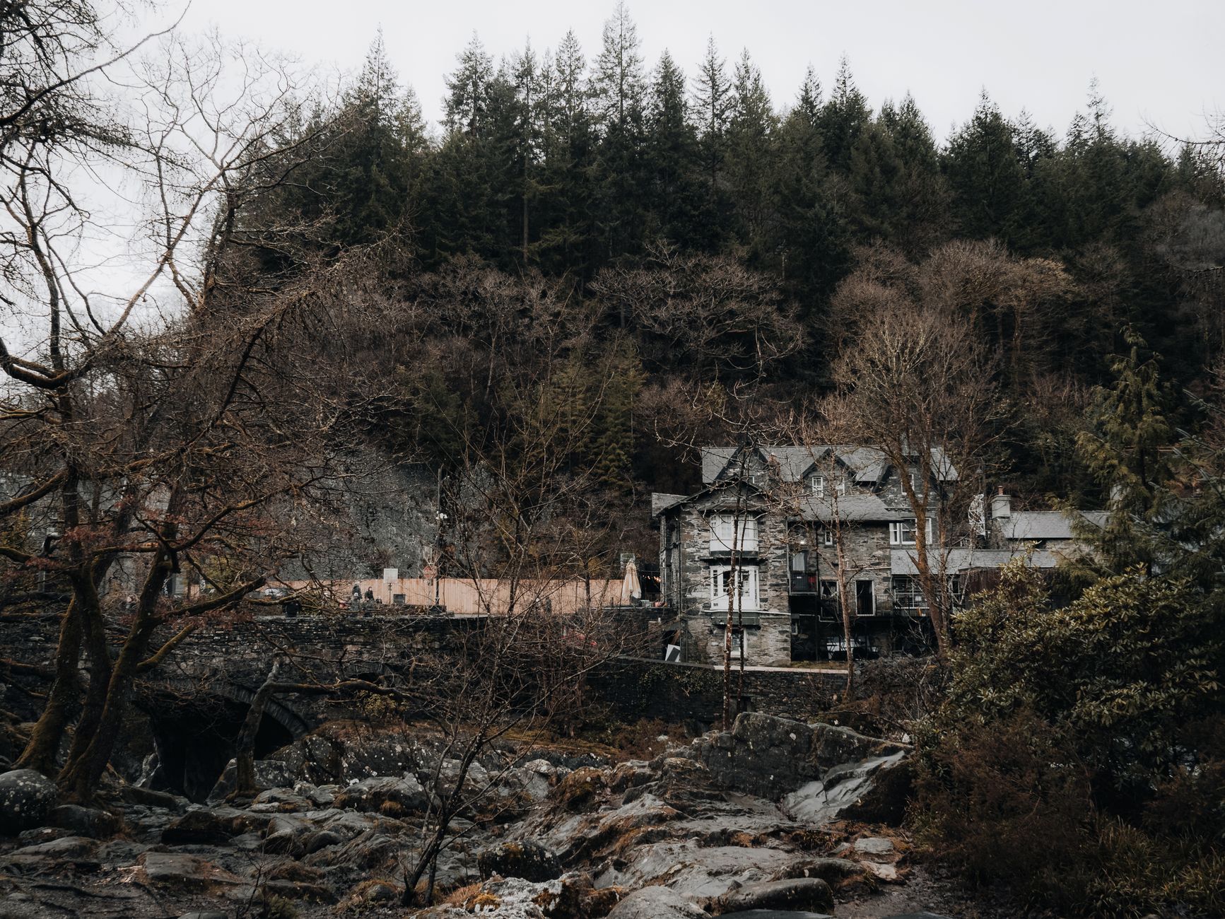 Rustic house nestled in the forests of Betws-y-Coed, Wales, surrounded by natural beauty.